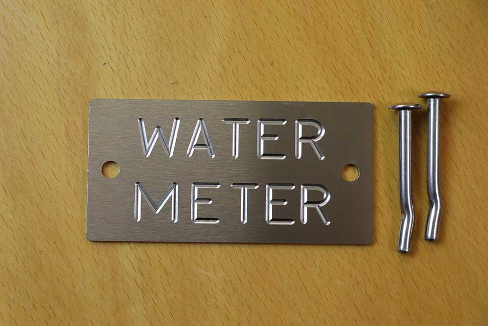 How Aluminium Anodised Name Plates Improve Industrial Equipment Identification